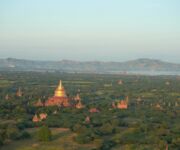 Bagan war die erste Hauptstadt des burmesischen Königreiches. Eine Ballon-Fahrt über das Pagodenfeld aus dem 11. bis 13. Jahrhundert ist ein besonderes Ereignis. Während der Blütezeit standen hier ca. 6000 Pagoden. Heute sind es immer noch über 2000.